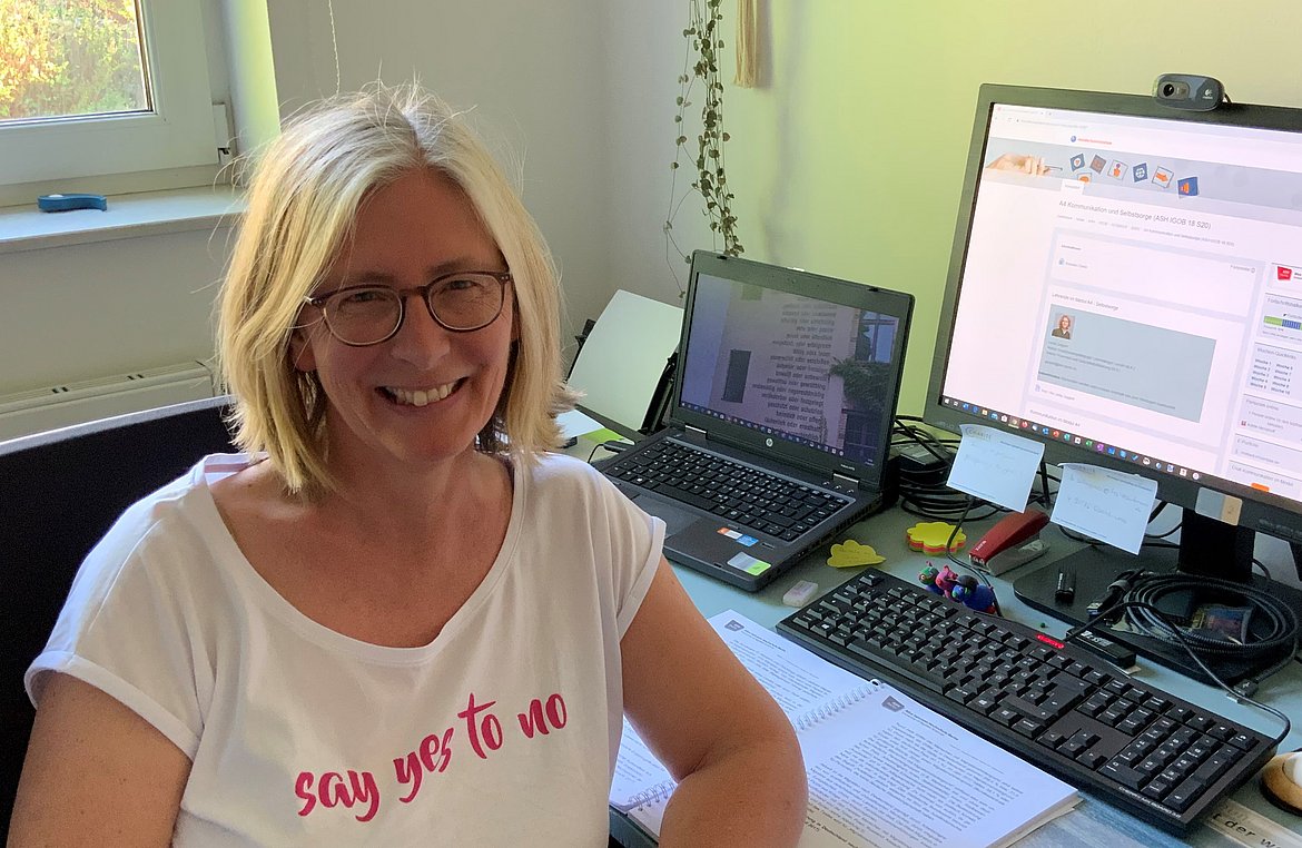 Bild Frau Menkhoff, Studierende interprofessionelle Gesundheitsversorgung - online (IGo), beim Online-Studium, lachend vor ihrem Computer
