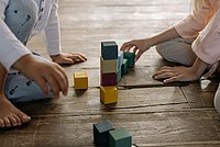 Zwei Kinder spielen mit Bauklötzen