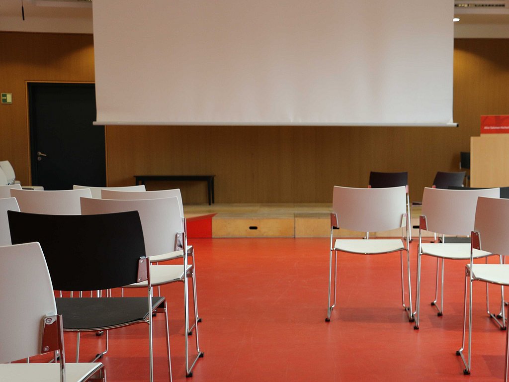 Stühle im Audimax der ASH Berlin