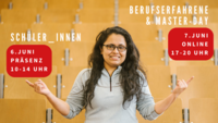 Eine lachende Studentin steht im Hörsaal und zeigt auf die Ankündigung zum Studieninfotag (6. Juni, Präsenz für Schüler_innen und 7. Juni Online für Berufserfahrene und Master-Day)