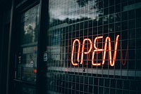 Leuchtreklameschriftzug OPEN in Fenster