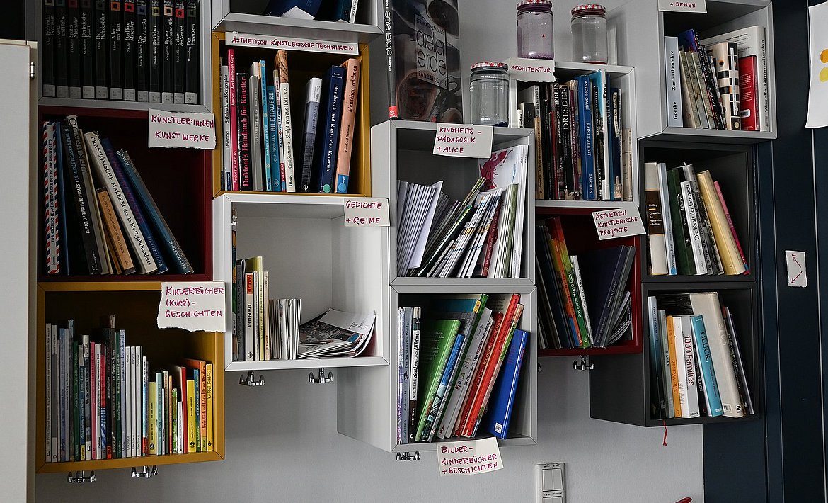 Es sind verschieden kategorisierte Bücher zu sehen.