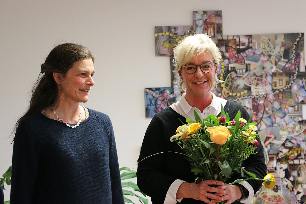 Rektorin Bettina Völter dankt Claudia Hellerung