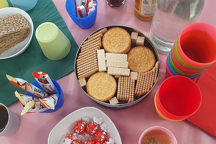 Tee und Kekse für internationale Newcomer