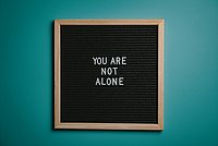 Ein Schild, auf dem "You are not alone" steht