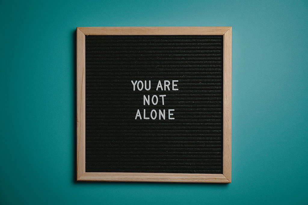 Ein Schild, auf dem "You are not alone" steht