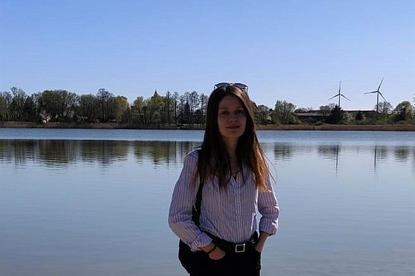 Merve Tezcan am Ufer eines Sees