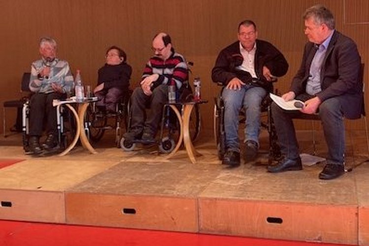 Das Foto zeigt Teilnehmer_innen der Podiumsdiskussion zum Thema: „Neustart Inklusion – Was erwarten wir von der neuen Bundesregierung?“