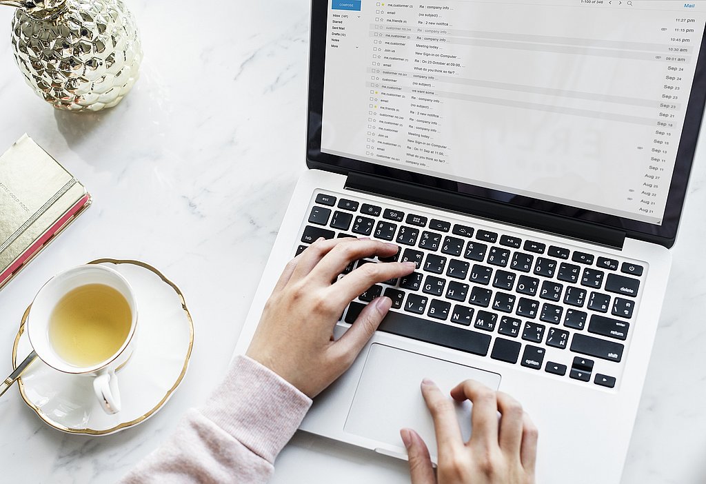 Person schreibt am Laptop