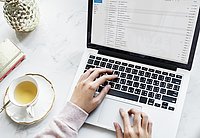Person schreibt am Laptop