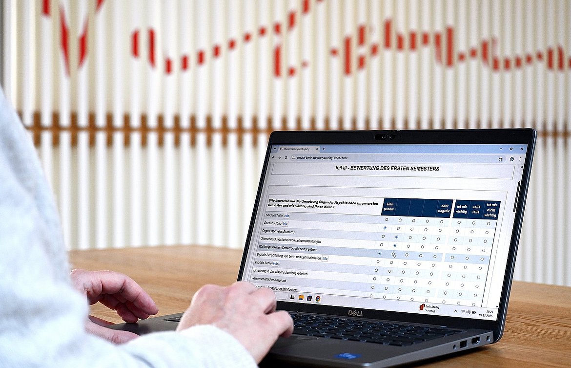 Auf einem geöffnet Laptop ist die Studieneingangsbefragung der ASH Berlin zu sehen.