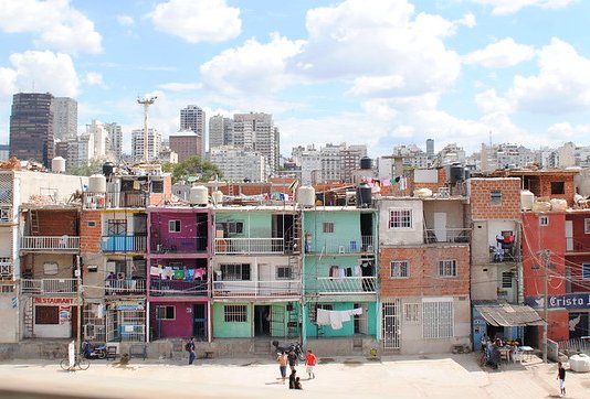 Blick auf "Villa 31" - das größte einzelne Elendsviertel (Villa Miseria) der argentinischen Hauptstadt Buenos Aires