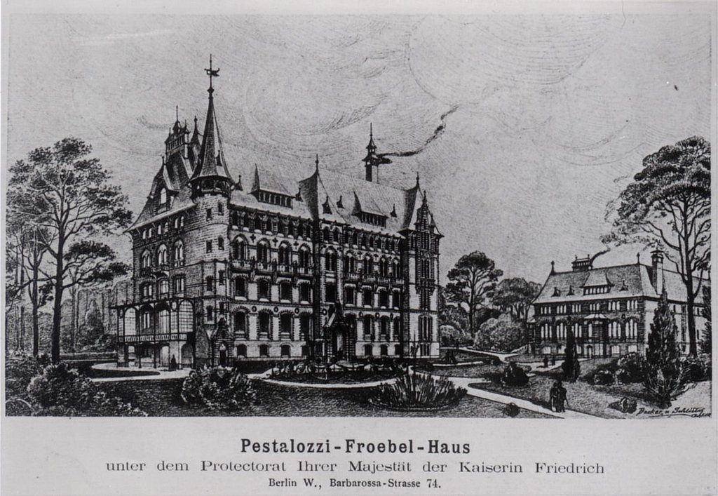 Schwar-weiß-Fotografie des Pestalozzi-Fröbel-Hauses