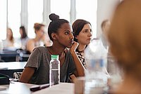 Studierende der ASH Berlin sitzen in einer Ledhrveranstaltung und hören einem Vortrag zu