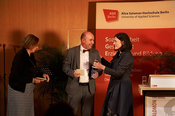 Dagmar Bergs-Winkels mit Olaf Neumann und Bettina Völter auf der Bühne vom Audimax