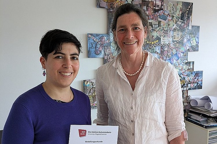 Auf dem Foto sind Vered Berman, die neue Ansprechperson zu Antisemitismus an der ASH Berlin, und Präsidentin Bettina Völter zu sehen. 