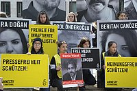 Demonstranten mit Plakaten bei einer Kundgebung für Pressefreiheit