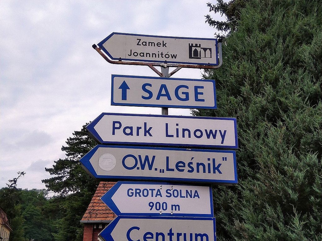 polnische Straßenschilder mit dem Begriff SAGE und einem Pfeil Richtung Geradeaus