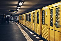 U-Bahn fährt in den Bahnhof ein.
