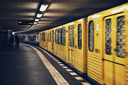 U-Bahn fährt in den Bahnhof ein.