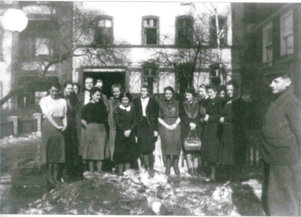 Schülerinnen und Dozentinnen vor der Sozialen Frauenschule im Jahr 1942