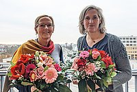 Prof. Dr. Anja Voss und Prof. Dr. Gesine Bär (v.l.n.r.) nach ihrer Wahl mit Blumensträußen auf dem Balkon der ASH Berlin