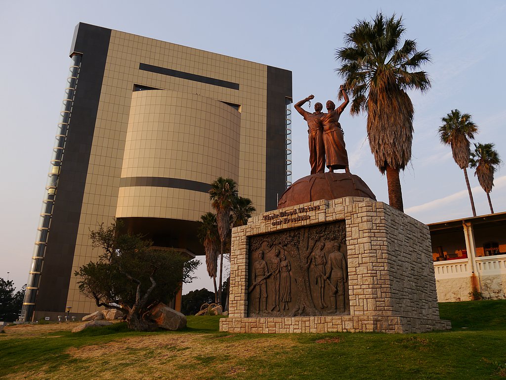 Auf diesem Foto ist ein Denkmal zur Erinnerung an den Völkermord und den antikolonialen Widerstand in Windhoek / Namibia zu sehen..