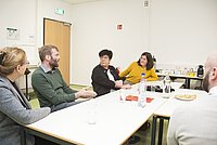Anja Voss, Johannes Gräske, Claudia Moll und Bettina Völter sitzen nebeneinander an einem Tisch und unterhalten sich