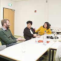 Anja Voss, Johannes Gräske, Claudia Moll und Bettina Völter sitzen nebeneinander an einem Tisch und unterhalten sich