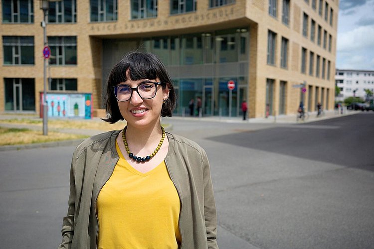 Portrait von Sara R. Gallardo vor dem Neubau der ASH Berlin
