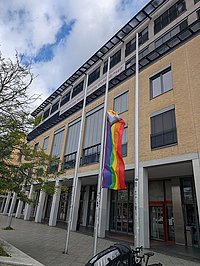 Die Progress-Pride-Flagge weht auf halbmast vor dem Eingang der ASH Berlin