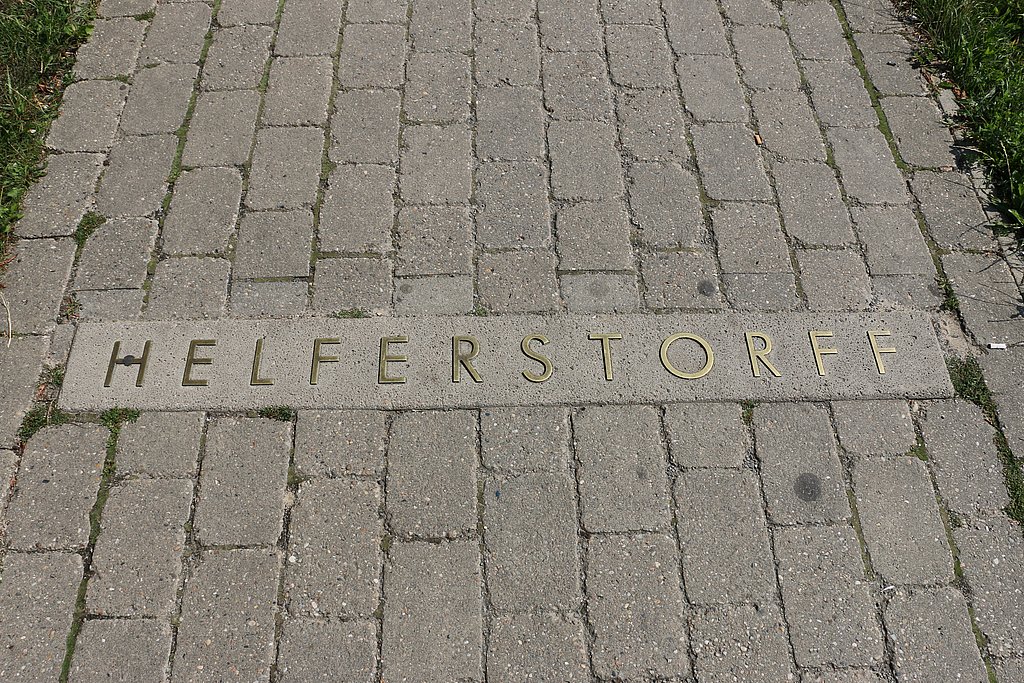 Foto eines Steinbodens auf dem "Helferstorff" steht.