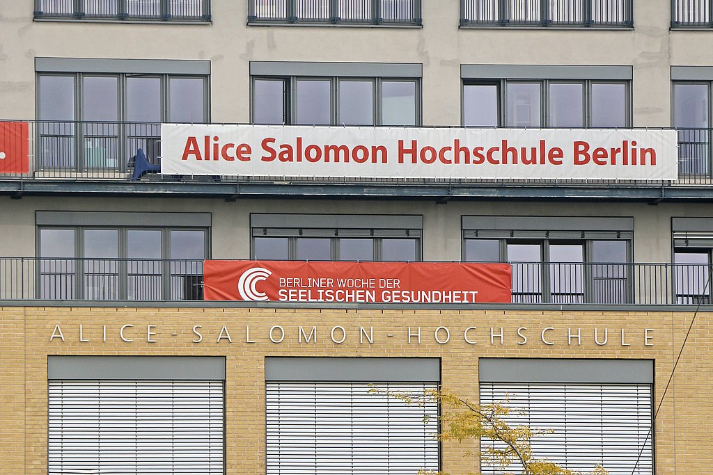 Frontansicht der ASH Berlin mit Banner Woche der seelischen Gesundheit