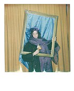 Eine verkleidete Studentin posiert in einem großen Bilderrahmen.