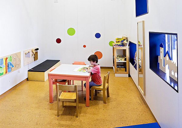Ein Kind sitzt am Tisch in der Spielecke der Mensa der ASH Berlin