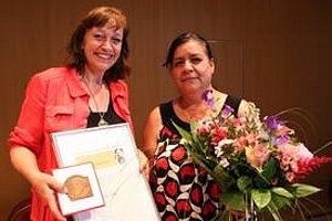 Theda Borde übergibt den Alice Salomon Award an Norma Andrade. 