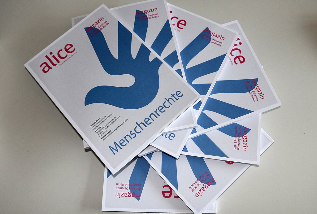 mehrere Magazine als Fächer aufgereiht