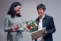 Rektorin Bettina Völter überreicht den Preis an Heike Radvan