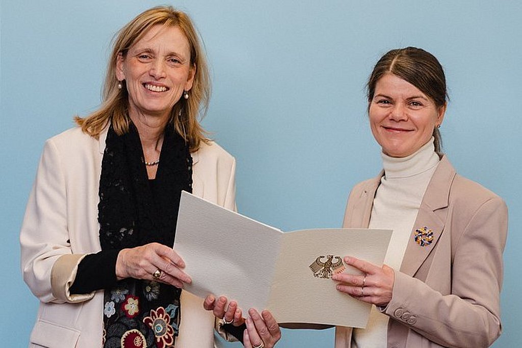 Ministerin Karin Prien überreicht ASH-Professorin Regina Rätz die Ernennungsurkunde