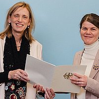 Ministerin Karin Prien überreicht ASH-Professorin Regina Rätz die Ernennungsurkunde