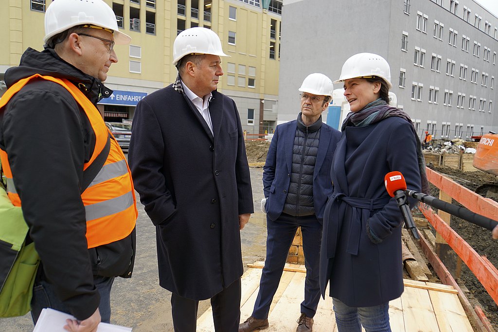 Bausenator Andreas Geisel im Gespräch mit ASH-Rektorin Bettina Völter. 