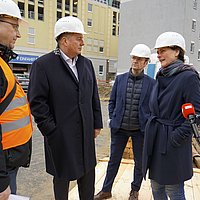 Bausenator Andreas Geisel im Gespräch mit ASH-Rektorin Bettina Völter. 