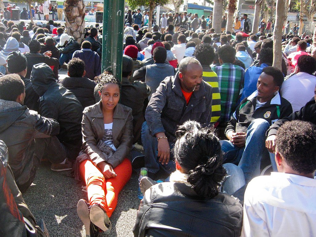 Protestveranstaltung eritrischer Asylsuchender im Levinsky-Park Tel Aviv 2014 - im Zentrum eine junge Frau, die sich anlehnt