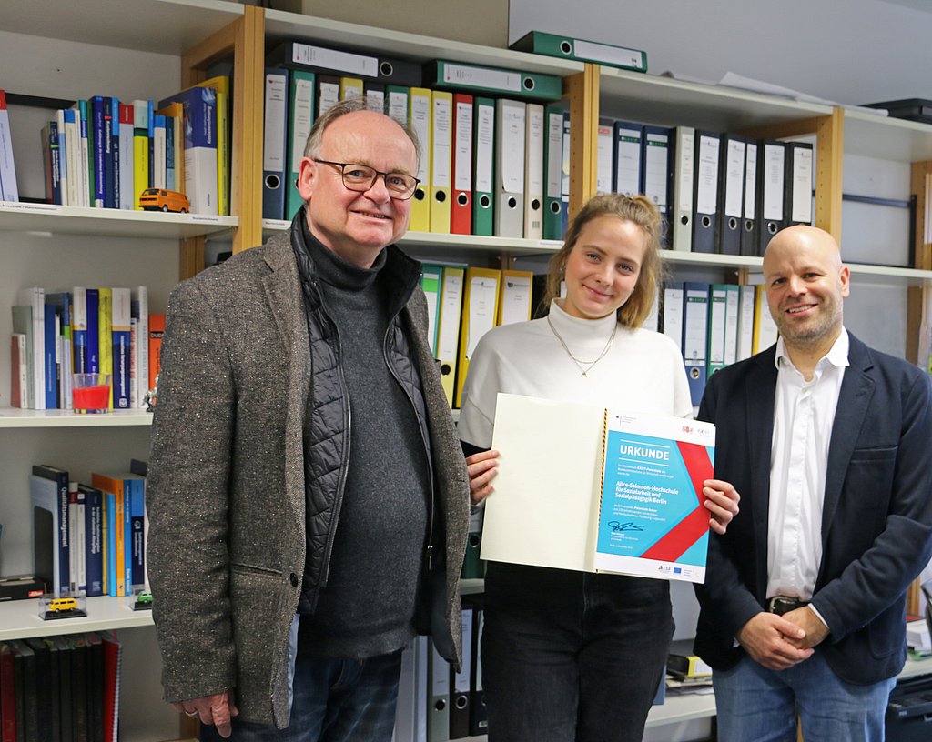 Die Betreuenden des Projekts mit der Urkunde