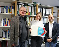 Die Betreuenden des Projekts mit der Urkunde