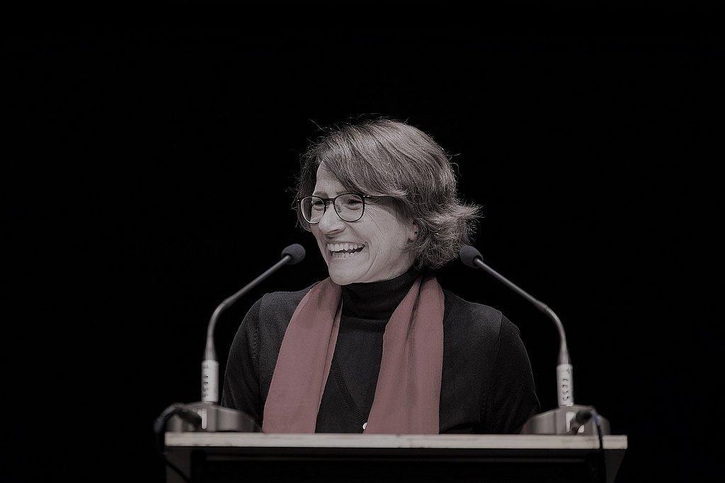 María do Mar Castro Varela lachend am Rednerpult