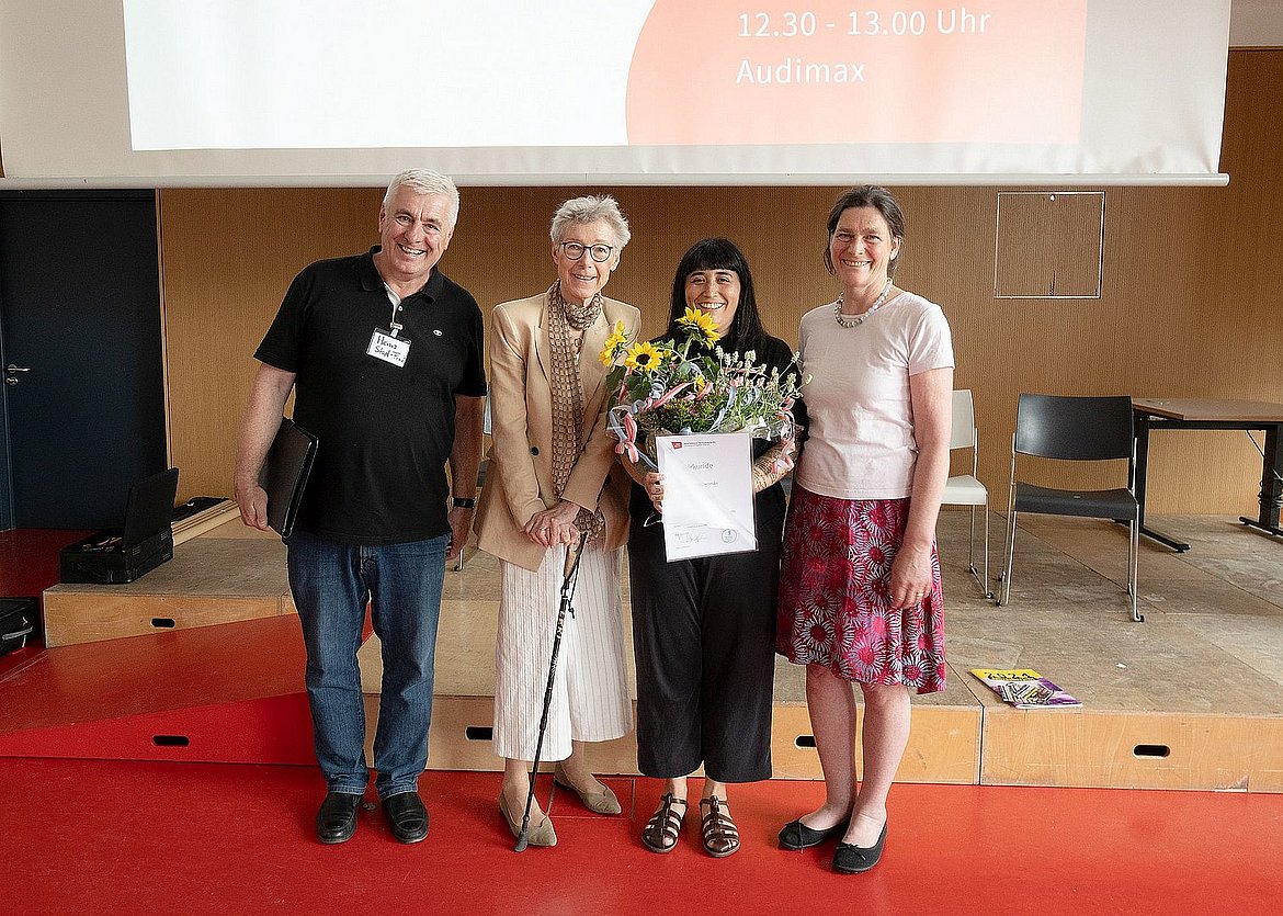 Gruppenfoto im Audimax der ASH Berlin von Heinz Stapf-Fine, Christiane Müller-Wichmann, Clo Catalan und Bettina Völter
