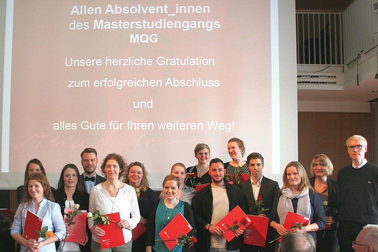 Gruppenbild aller Absolventinnen und Absolventen des Studiengangs Management und Qualitätsentwicklung im Gesundheitswesen