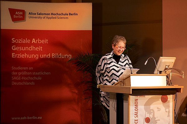 Ulrike Draesner steht hinter dem Rednerpult und hält eine Laudatio