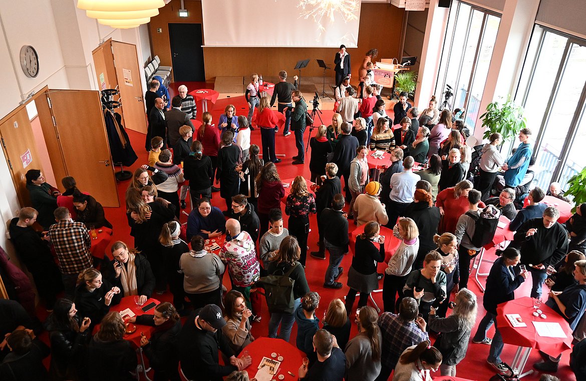 Viele Menschen im Audimax von oben fotografiert